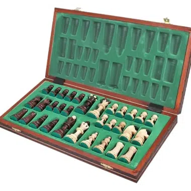 Coffret ouvert montrant le rangement intérieur capitonné et les pièces d'échecs
