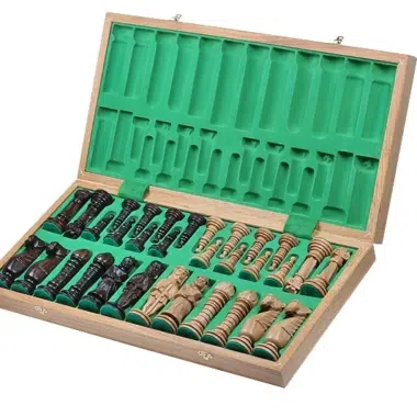 Grandes Figurines Echecs Sculptées et Echiquier Pliant en Bois avec Rangement – Image 2