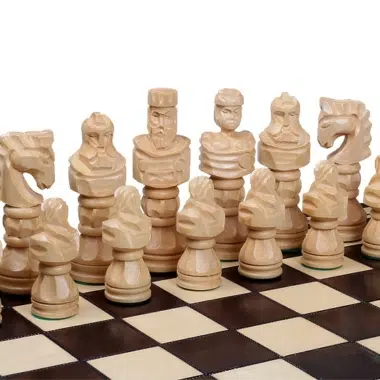 Jeu d'Echecs Gladiateur en Bois Sculpté et Echiquier en Bois Pliant – Image 5