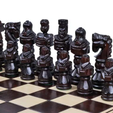 Jeu d'Echecs Gladiateur en Bois Sculpté et Echiquier en Bois Pliant – Image 4