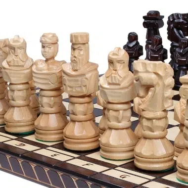 Jeu d'Echecs Gladiateur en Bois Sculpté et Echiquier en Bois Pliant – Image 3