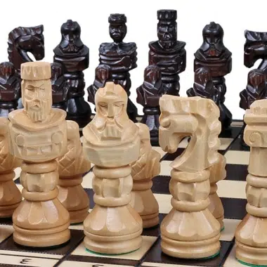 Jeu d'Echecs Gladiateur en Bois Sculpté et Echiquier en Bois Pliant – Image 6