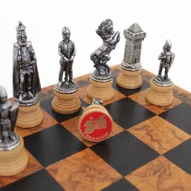 Grandes Figurines d'Echecs Mary Stuart et Echiquier en Similicuir Ancienne Carte du Monde – Image 3