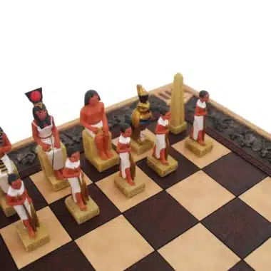 Jeu d'Echecs en Resine Romain vs Egyptien et Echiquier Orné en Résine – Image 3