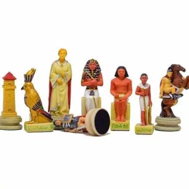 Jeu d'Echecs en Resine Romain vs Egyptien et Echiquier Orné en Résine – Image 4