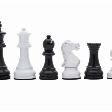 Jeu d'Echec Noir et Blanc en Bois et Echiquier Noir sur Pied avec Tiroir – Image 3