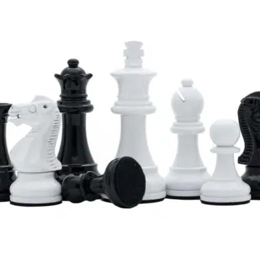 Alternative view of Jeu d'Echec Noir et Blanc en Bois et Echiquier Noir sur Pied avec Tiroir