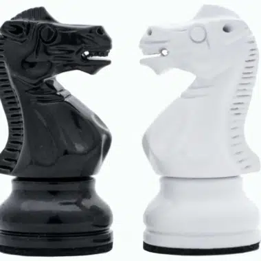 Jeu d'Echec Noir et Blanc en Bois et Echiquier Noir sur Pied avec Tiroir – Image 5