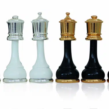 Echiquier sur Pied en Bois Noir et Blanc et Pieces d'Echecs en Laiton et Bois Noir et Blanc – Image 3
