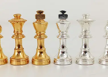 Pieces Echecs Staunton en Laiton Plaque Or et Argent et Echiquier sur Pied avec Tiroir de Rangement en Bois – Image 3