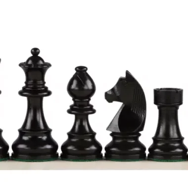 Pièces d'échecs en bois de buis teinté noir, dame, fou, cavalier et tour alignés