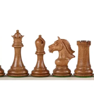 Pièces d'échecs Staunton en acacia, détail du cavalier et de la tour sculptés