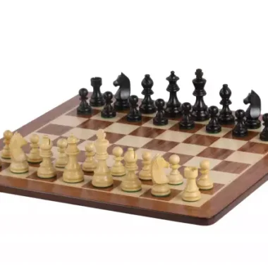 Ensemble jeu d'échecs en bois de buis avec échiquier en bois de padouk, vue d'ensemble