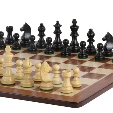 Ensemble jeu d'échecs en bois de buis, pièces noires et naturelles sur échiquier en padouk