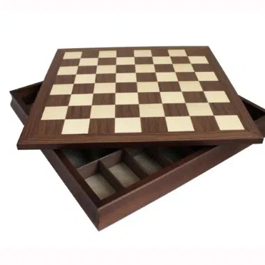Échiquier en bois de noyer et d'érable ouvert sur son coffret de rangement