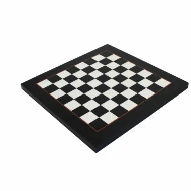 Échiquier noir et blanc en bois d'érable vu en perspective