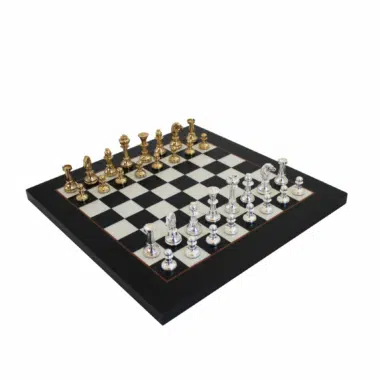 Ensemble complet avec pièces dorées et argentées sur échiquier noir et blanc