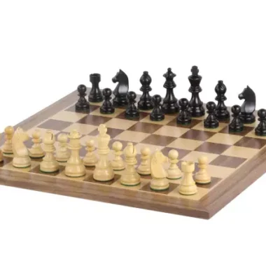 Ensemble jeu d'échecs Chevalier Allemand avec échiquier en érable et noyer, vue d'ensemble