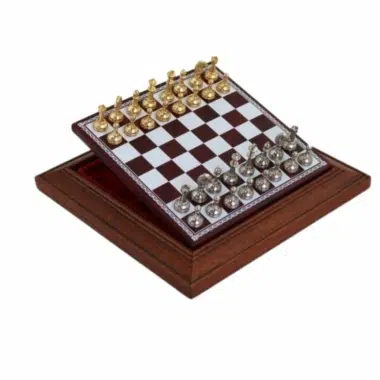 Jeu d'échecs magnétique métal doré et argenté posé sur son coffret bois