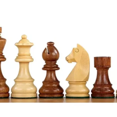 Pièces d'échecs en bois : roi, dame, fou, cavalier et tour alignés côte à côte