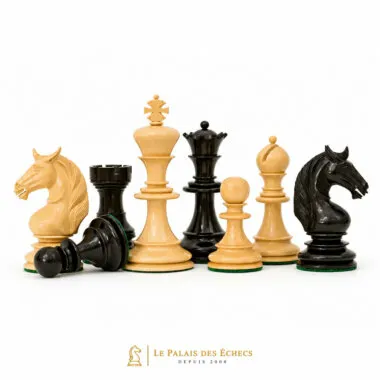 Pièces d'échecs Licorne en ébène et buis, vue d'ensemble sur fond blanc