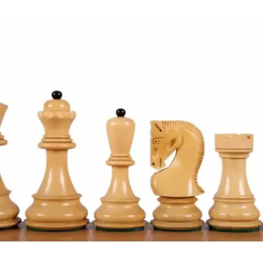 Pièces d'échecs Zagreb en buis clair, détail du cavalier sculpté et de la tour