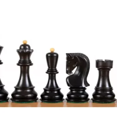 Pièces d'échecs Zagreb ébonisées, détail des pièces noires sur l'échiquier