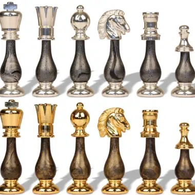 Ensemble Jeu d'Échecs en Laiton Plaqué Or et Argent et Table d'Échecs en Bois et Marbre Noir et Blanc – Image 5