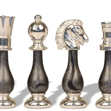 Ensemble Jeu d'Échecs en Laiton Plaqué Or et Argent et Table d'Échecs en Bois et Marbre Noir et Blanc – Image 3