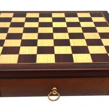 Ensemble Jeu d'Échecs Romains contre Barbares et Échiquier en Bois de Rose avec Tiroir – Image 5