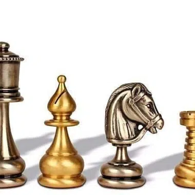 Alternative view of Ensemble Jeu d'Échecs en Laiton Massif et Échiquier en Bois d'Orme et de Bruyere avec Finition Brillante