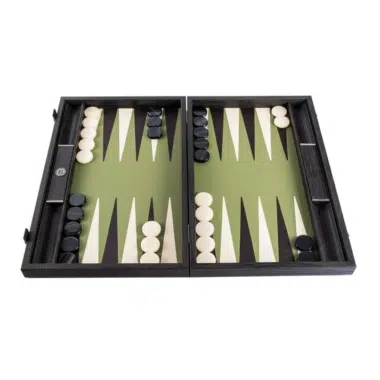Coffret de backgammon vert olive ouvert, pions blancs et noirs en place