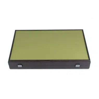 Coffret de backgammon fermé, vue d'ensemble du couvercle vert olive