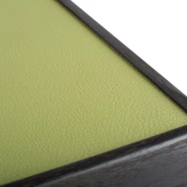 Backgammon vert olive, gros plan sur la texture du similicuir et le cadre en bois