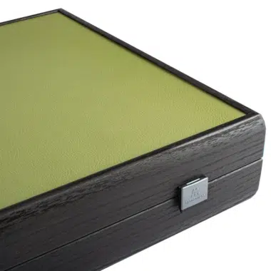 Coffret de backgammon vert olive, détail du fermoir métallique et du bord en bois