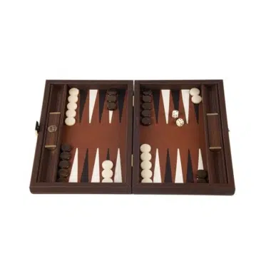 Backgammon de voyage en similicuir caramel ouvert, pions et dés visibles