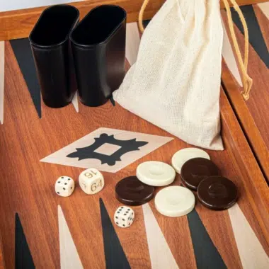 Gobelets à dés, pochette en tissu, dés et pions du backgammon en acajou