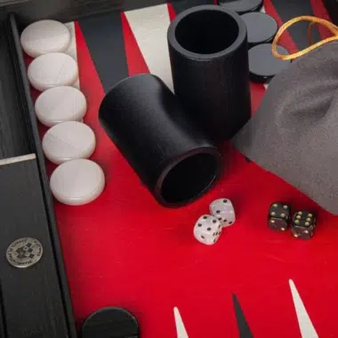 Backgammon Luxe, détail des gobelets à dés, pochette en tissu et pions noirs et blancs
