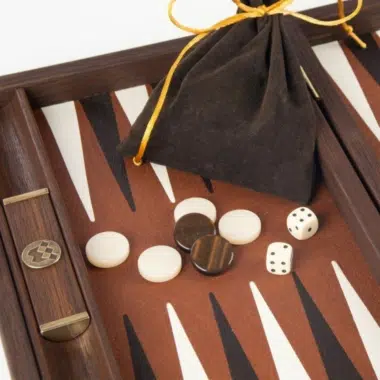 Détail du coin du plateau avec pochette en tissu et pions de backgammon
