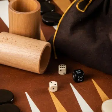 Détail des gobelets en bois, dés et pochette de rangement en tissu