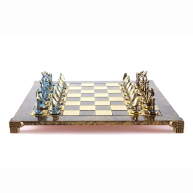 Jeu d'échecs Art Cycladique, pièces bleues et marron face à l'échiquier