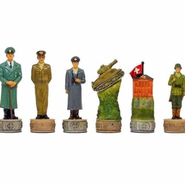 Pièces d'échecs Seconde Guerre mondiale, officiers, char et soldat alignés