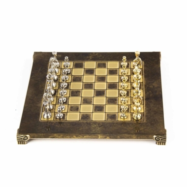 Alternative view of Petit Ensemble de jeu d'Echecs Staunton en Métal Argenté et Doré avec Echiquier sur Pied en Métal et Coffret de Rangement