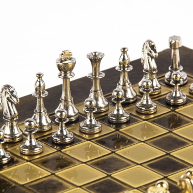 Petit Ensemble de jeu d'Echecs Staunton en Métal Argenté et Doré avec Echiquier sur Pied en Métal et Coffret de Rangement – Image 3