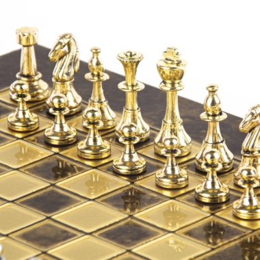 Petit Ensemble de jeu d'Echecs Staunton en Métal Argenté et Doré avec Echiquier sur Pied en Métal et Coffret de Rangement – Image 4