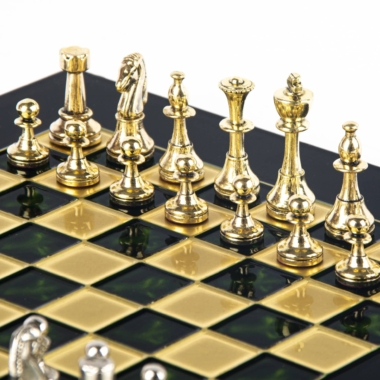 Petit Ensemble de jeu d'Echecs Staunton en Métal Argenté et Doré avec Echiquier sur Pied en Métal et Coffret de Rangement – Image 16