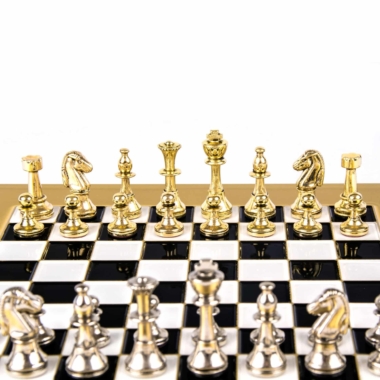 Petit Ensemble de jeu d'Echecs Staunton en Métal Argenté et Doré avec Echiquier sur Pied en Métal et Coffret de Rangement – Image 8
