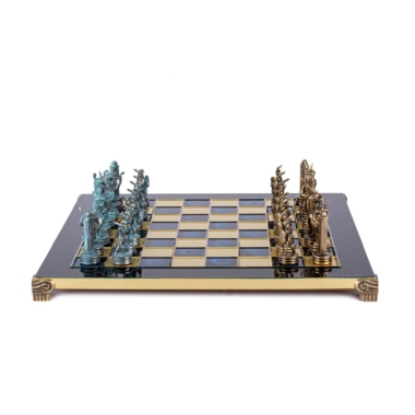 Ensemble d'échecs mythologie grecque sur échiquier bleu et doré, pièces face à face
