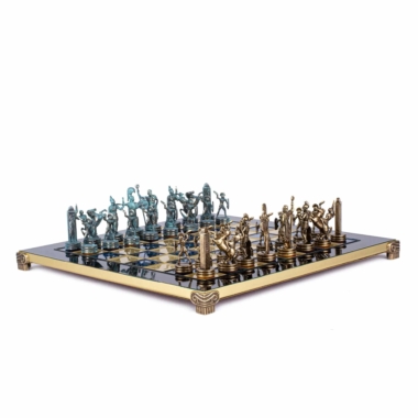 Ensemble d'échecs mythologie grecque, vue d'ensemble sur échiquier métallique doré