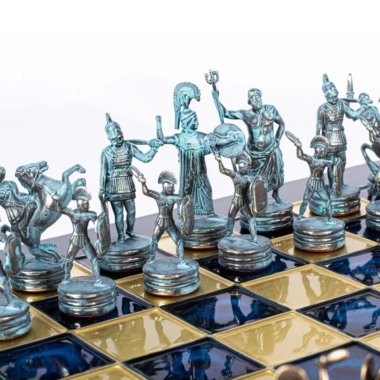 Pièces d'échecs mythologie grecque, détail des figurines patinées bleu et bronze
